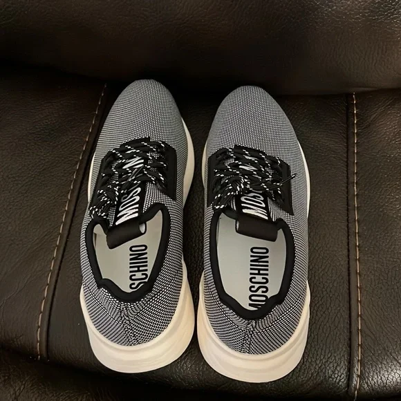 SALE!! Moschino men's tapped logo trainer sneakers NWB